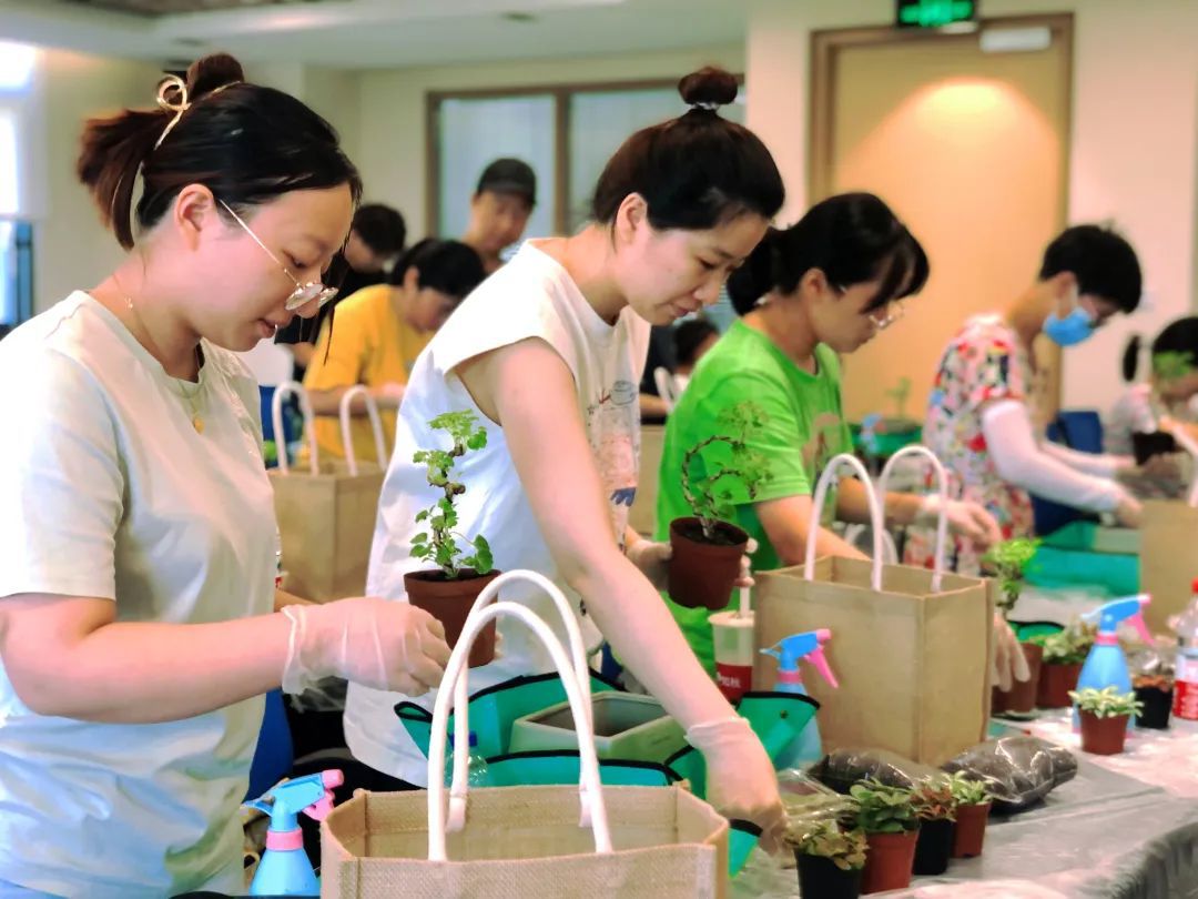 6686体育社区居民巧手扮靓生活！沉浸式“花卉园艺绿色课堂”走进社区(图3)